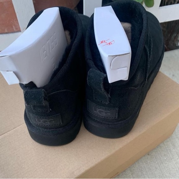 UGGS
ULTA MINI BLACK
Sizing: 36 - Picture 2 of 10